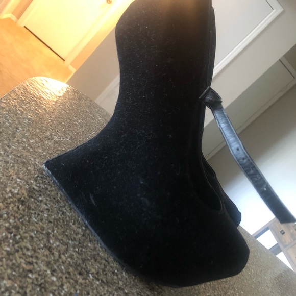 Heals - Picture 2 of 2